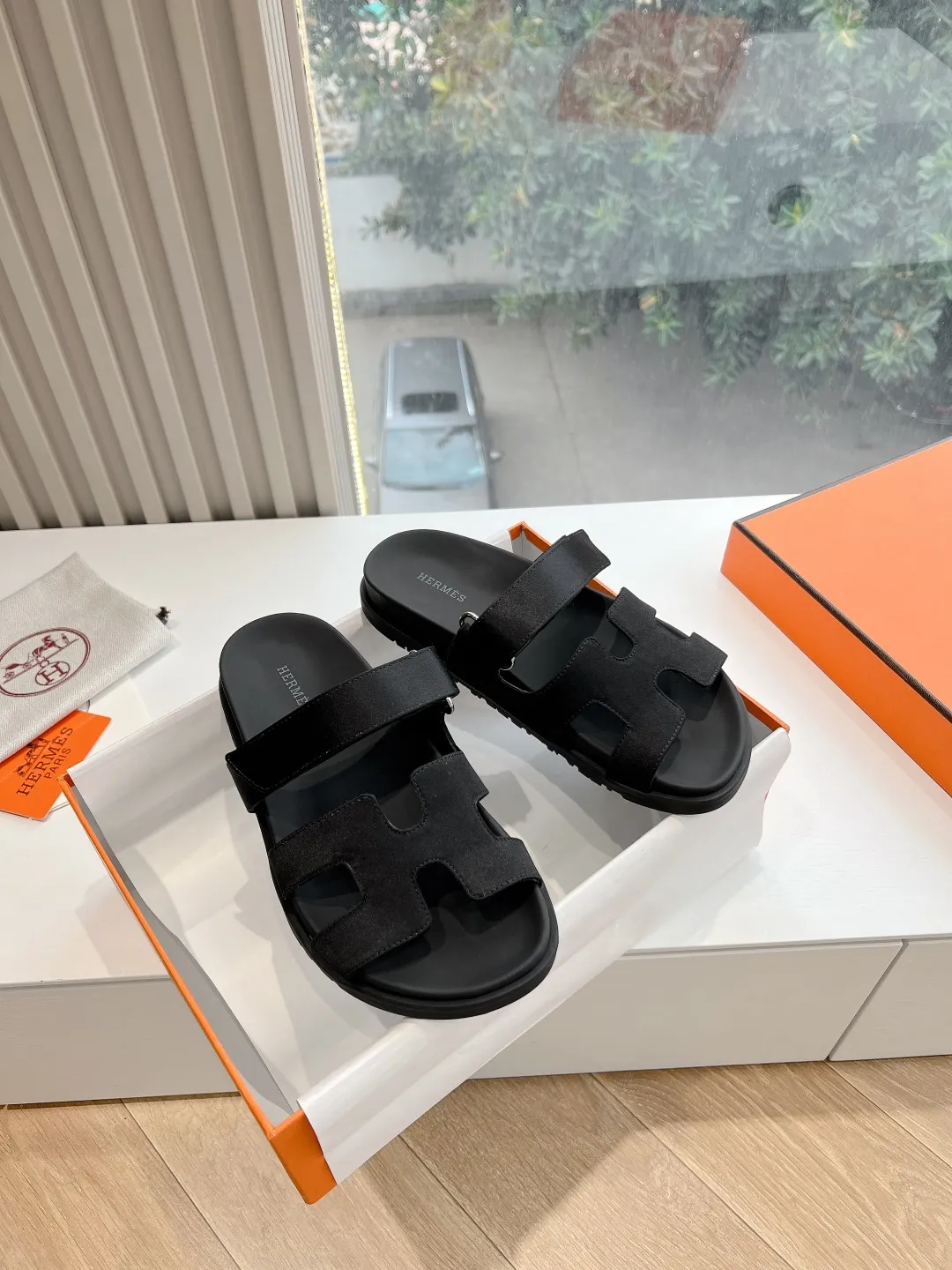 👟👟Ex-factory price 440👟👟 (Top version) H family 2024 spring and summer new style HERMES Hermes' recently popular couple's shoes, pig nose angle sandals and slippers, paired with various colorful socks, very trendy. Upper lining: imported original leather. Outsole: non-slip and wear-resistant outsole. Size: female 35-42 (40/42 non-returnable and non-exchangeable) Men’s size: 39-45 (45 is non-refundable and non-exchangeable)